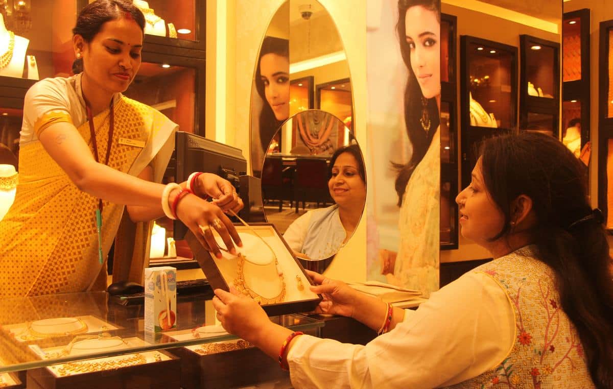 Dhanteras 2018 shopping shubh muhurat market offers discount on purchasing jewelry