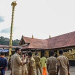 सबरीमाला मंदिर के बाहर तैनात पुलिसकर्मी