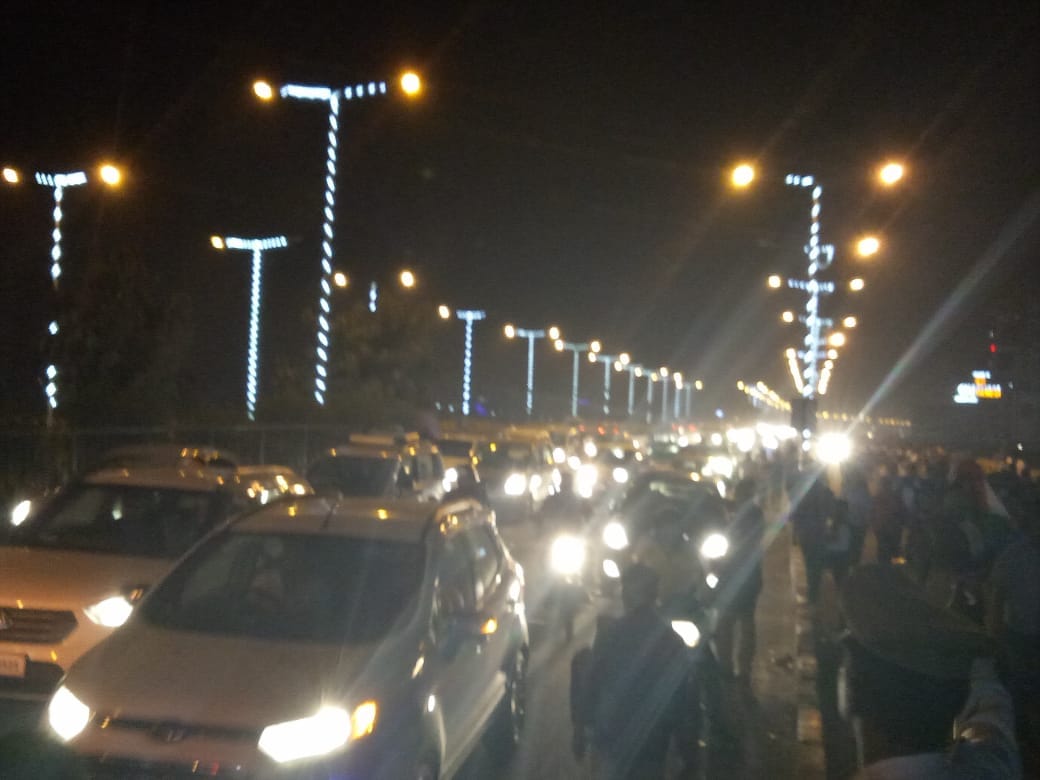 road jam in shaheed path during international match