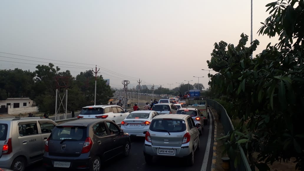 road jam in shaheed path during international match