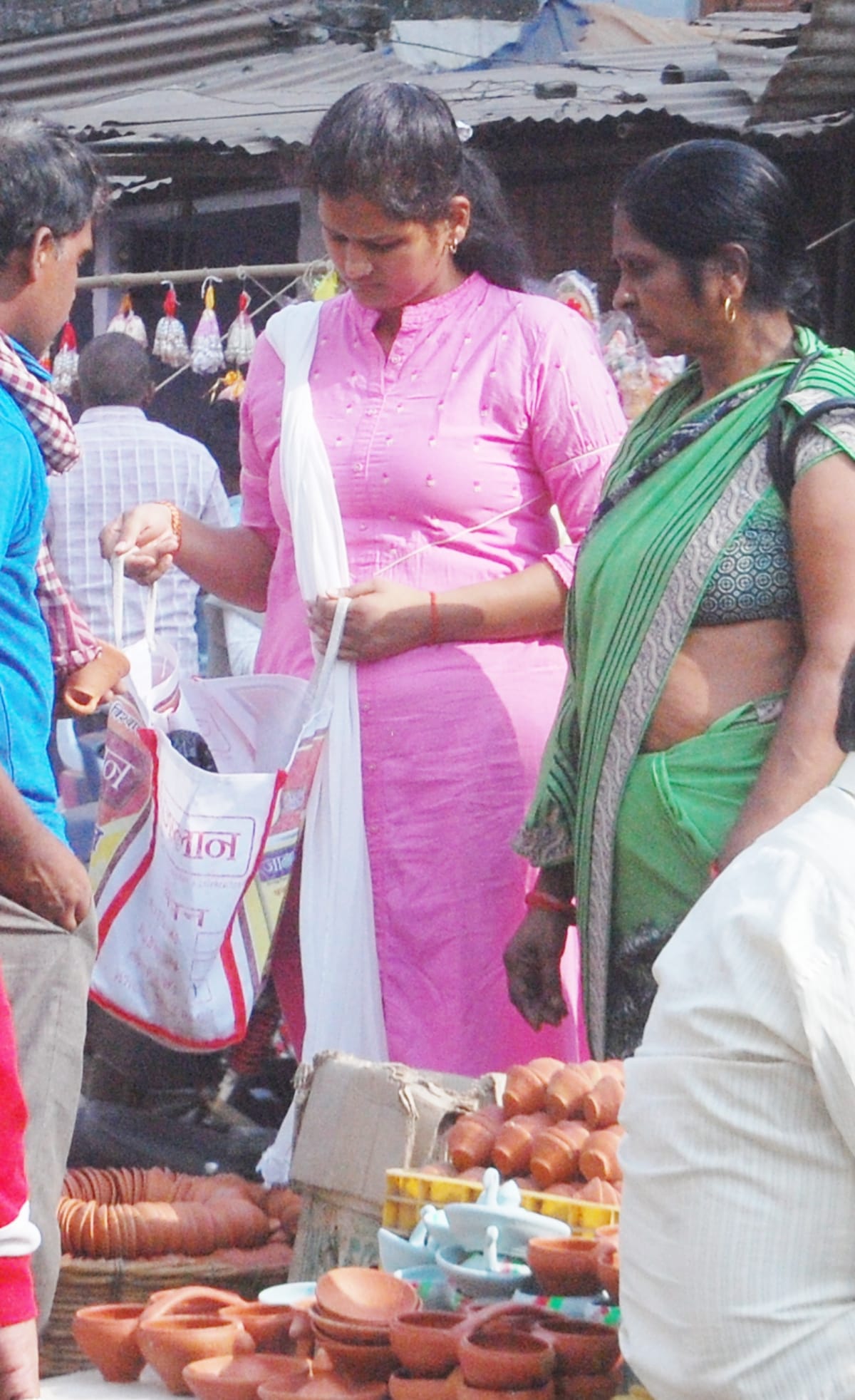 दीवाली पर खरीदारों से पटा बाजार