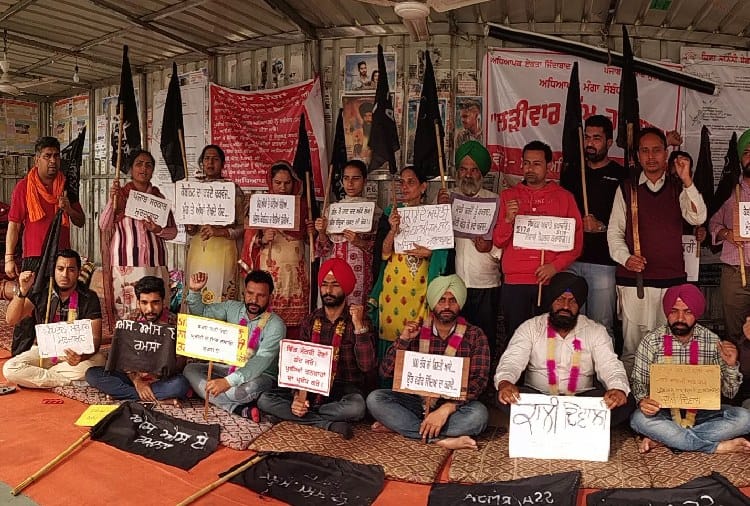 contract ssa teachers sitting on strike in Patiala
