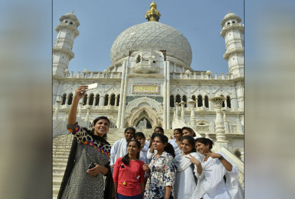More than six hundred people reached Radhasoami Samadh in agra