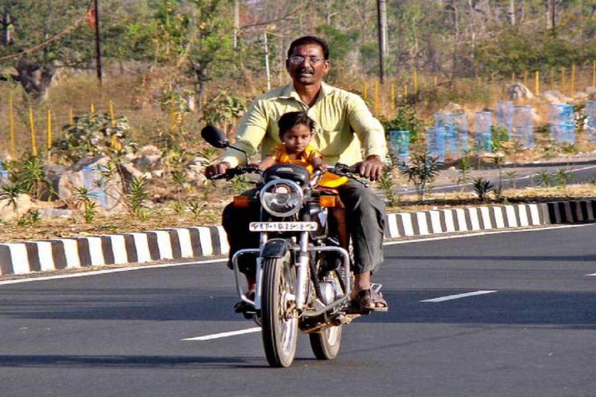 Safety tips for pillion bike rider, what to do or what not to do