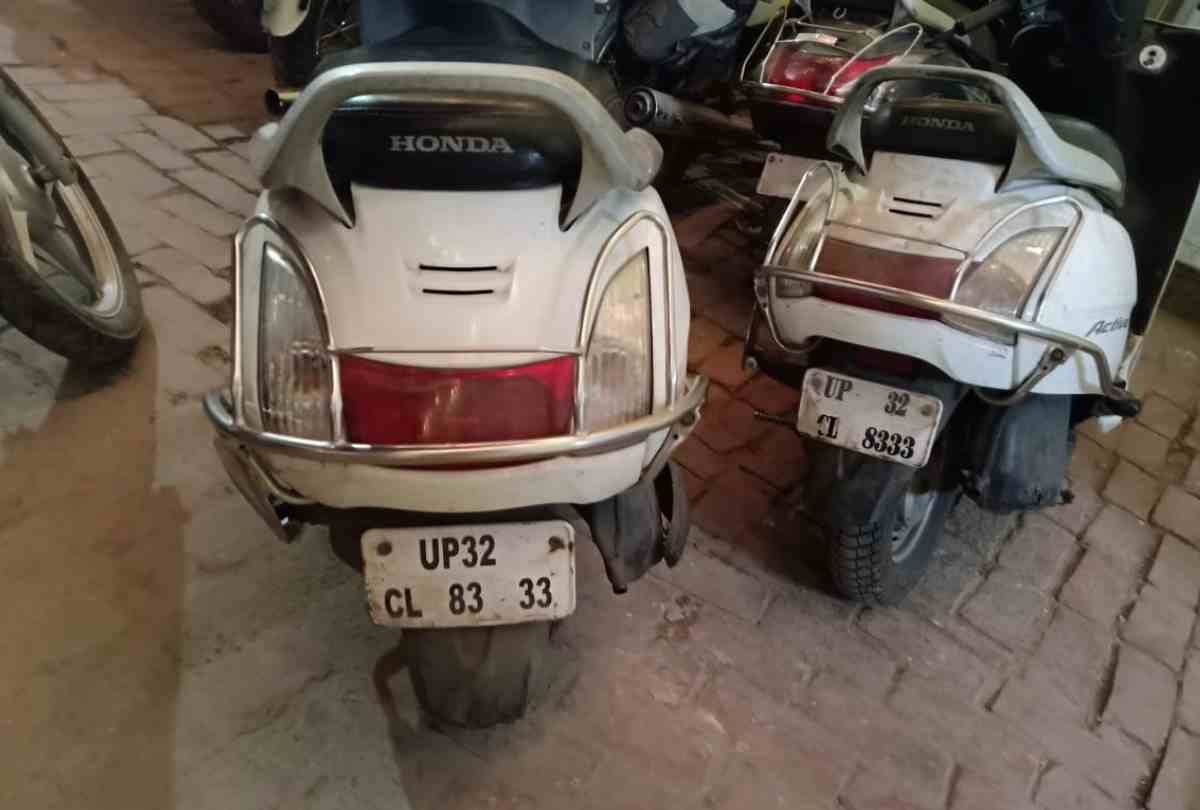 police caugth three activa with same number