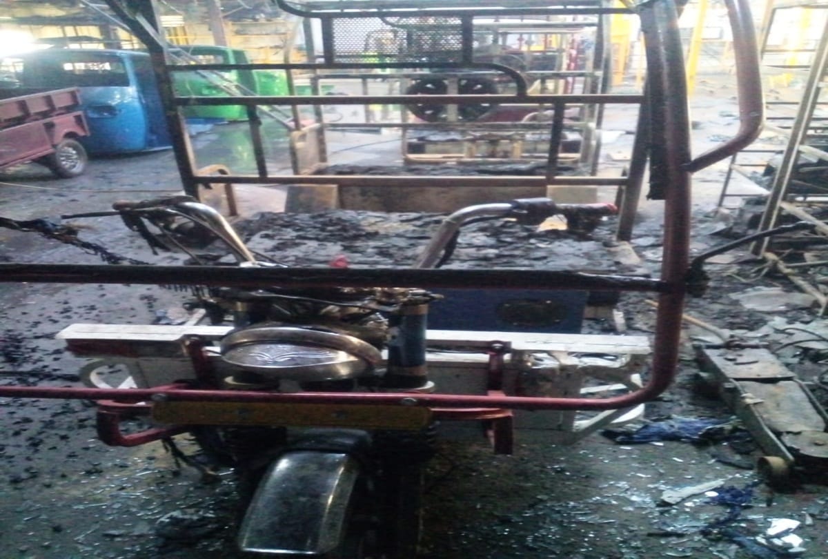 automobile company gutted in fire at kala amb nahan sirmaur himachal