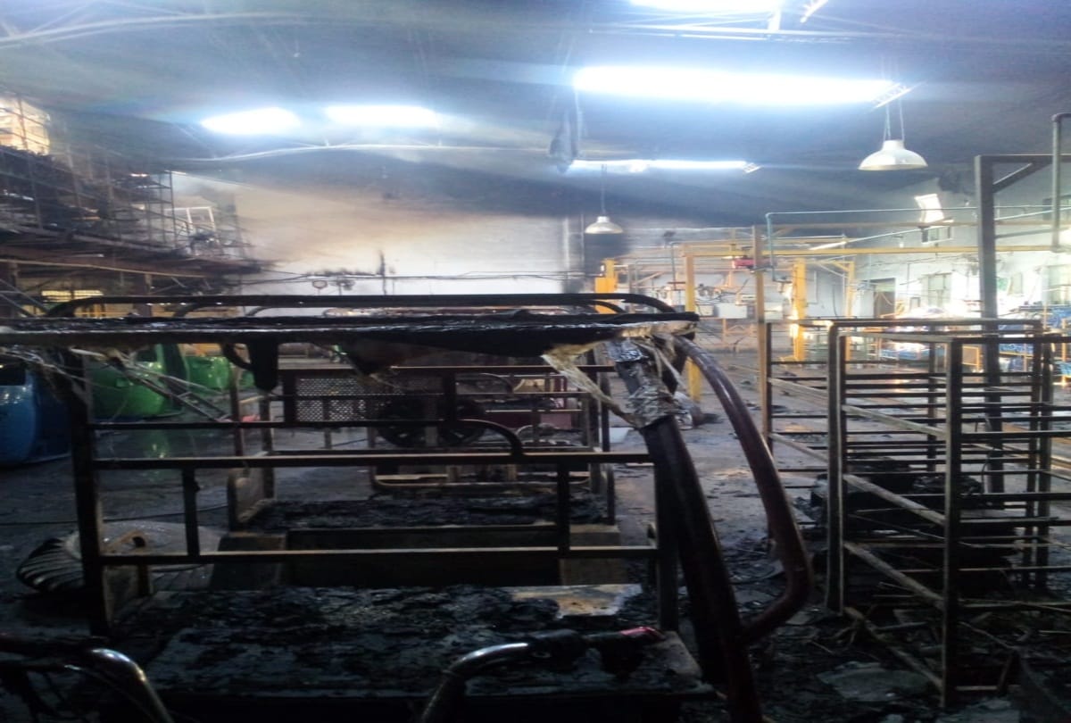 automobile company gutted in fire at kala amb nahan sirmaur himachal
