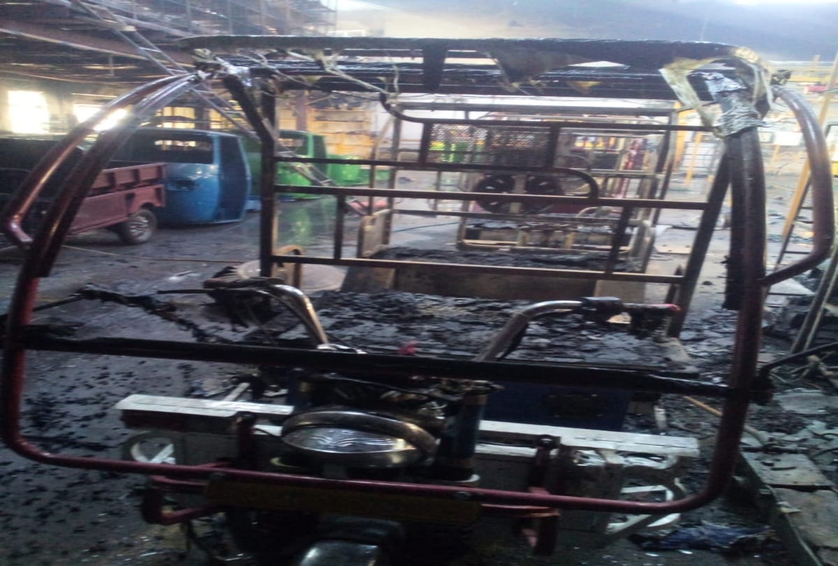 automobile company gutted in fire at kala amb nahan sirmaur himachal