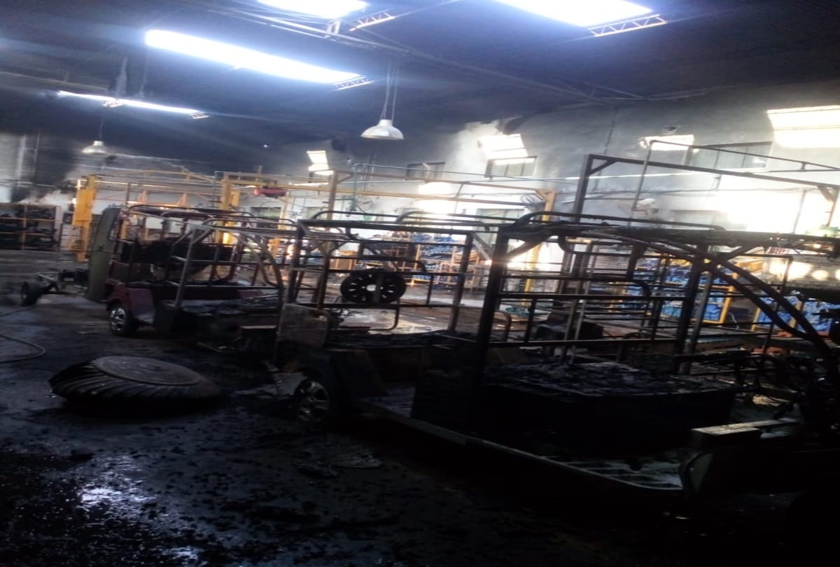 automobile company gutted in fire at kala amb nahan sirmaur himachal