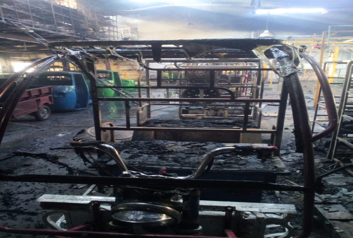 automobile company gutted in fire at kala amb nahan sirmaur himachal
