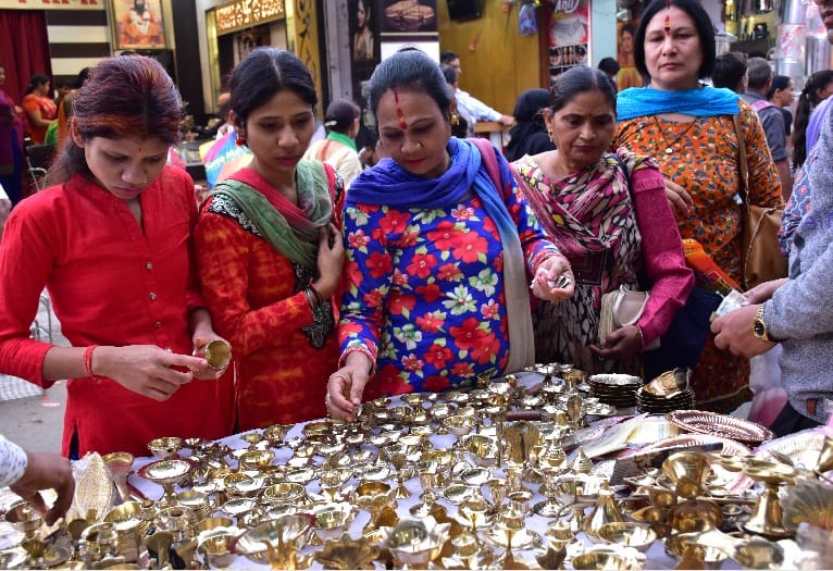 बाजार गुलजार, 232 करोड़ का कारोबार