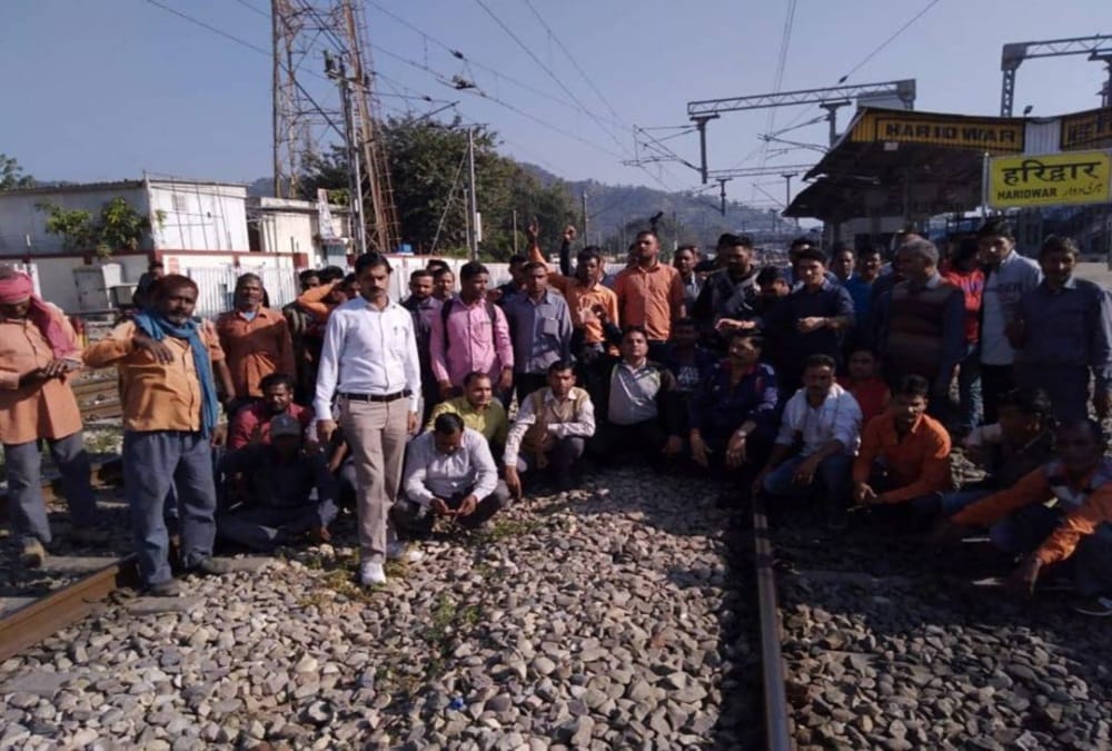 Gangman start strike in haridwar against railway employees cut under train Hardoi 