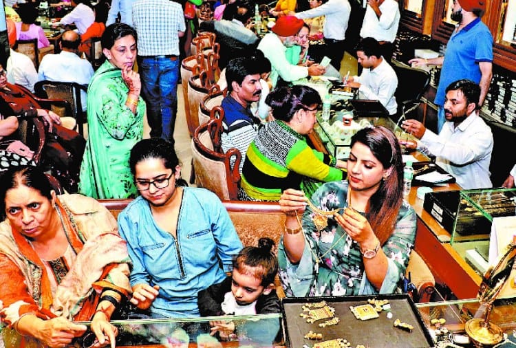 People shopping in chandigarh in Dhanteras
