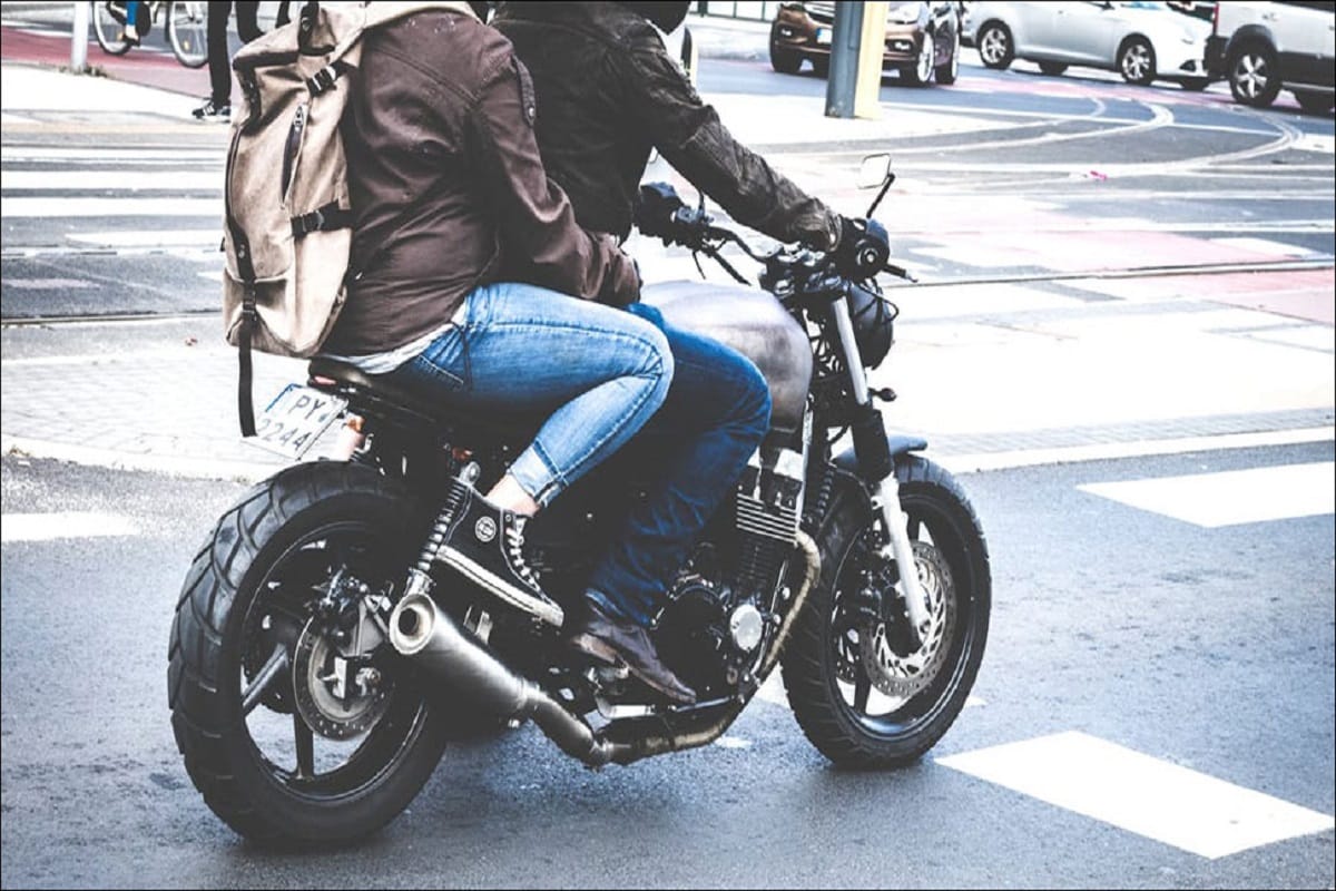 Safety tips for pillion bike rider, what to do or what not to do