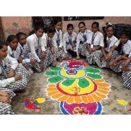 रंगोली प्रतियोगिता में छात्रों ने बनाए आकर्षक रंगोली