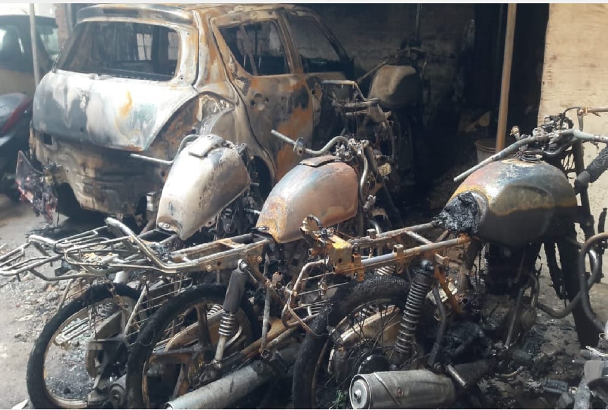 young man set fire to vehicles in Delhi