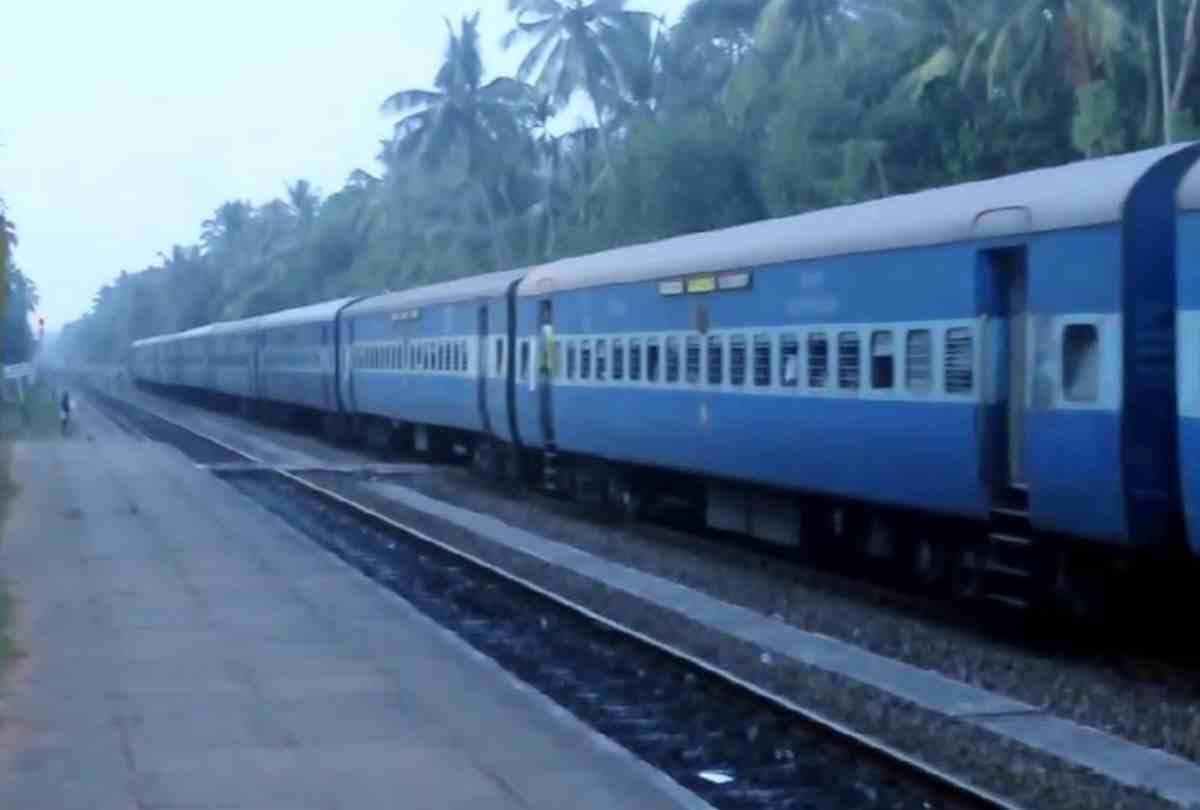 passengers celebrated diwali in train