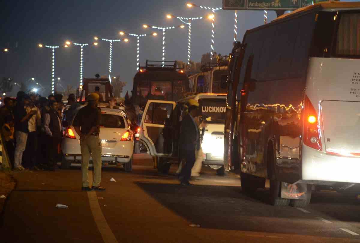 cricketer buses stuck in jam