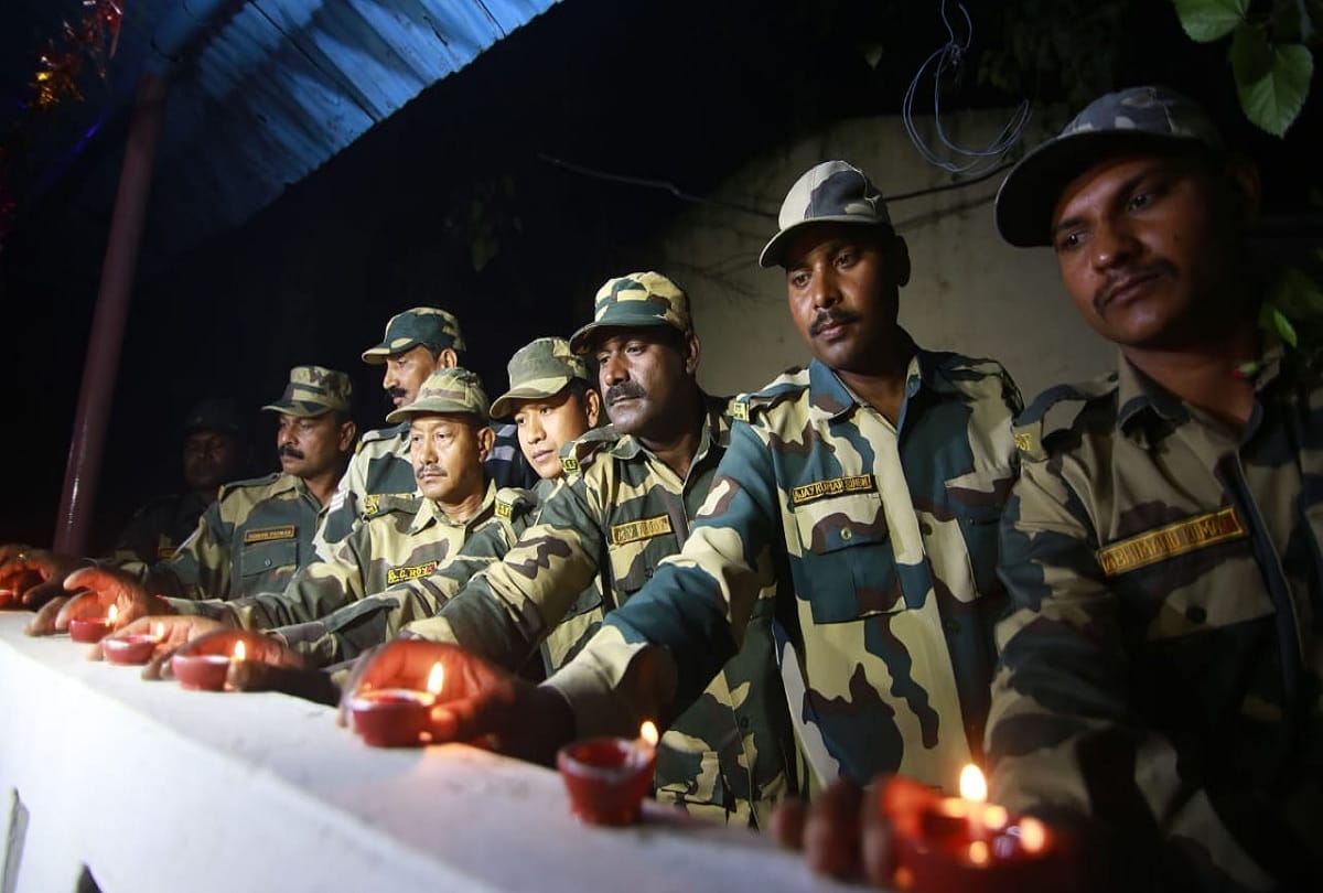 BSF jawans celebrate Diwali on rs pura border in jammu