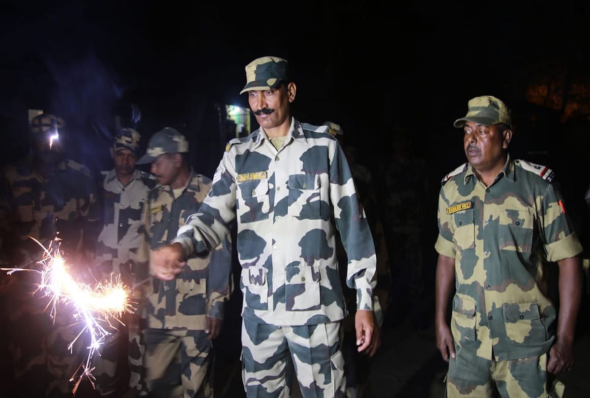 BSF jawans celebrate Diwali on rs pura border in jammu