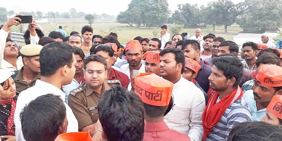 सांसद फोरलेन पर धरने पर बैठे, दो घंटे जाम में फंसे लोग