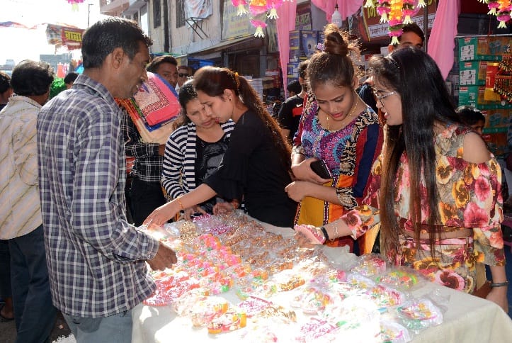 छोटी दीपावली पर भी बाजारों में रही बड़ी रौनक