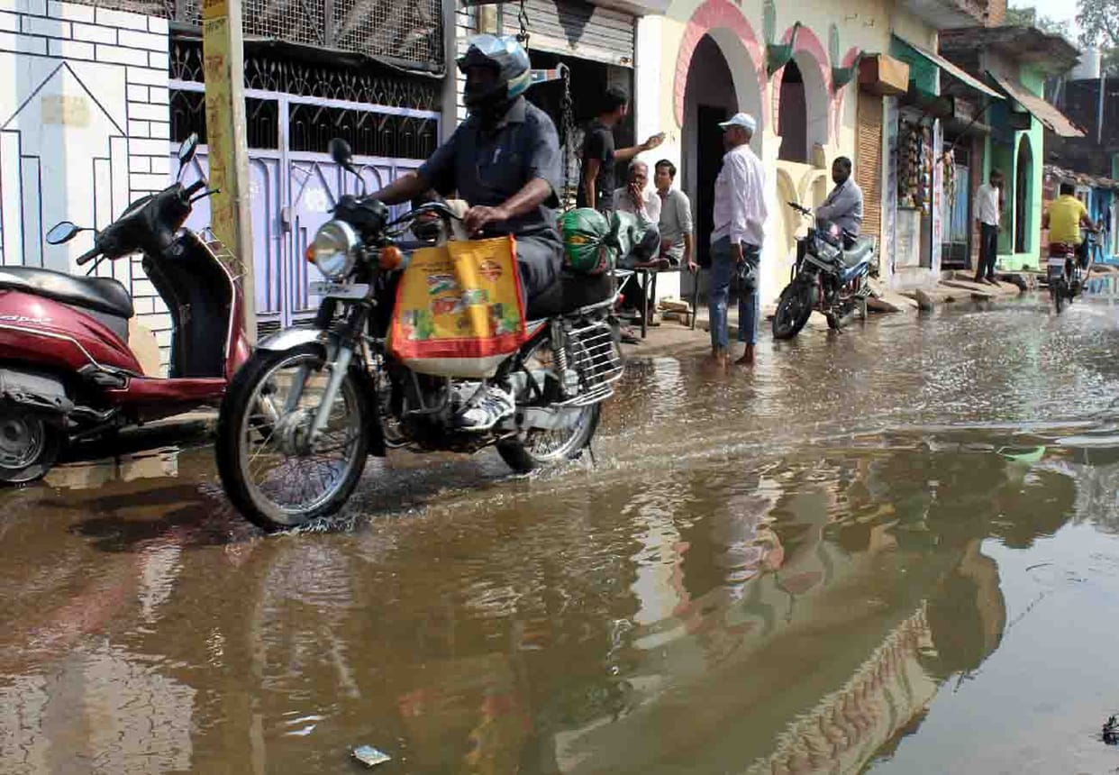 बुनियादी सुविधाओं के अभाव में जीना मुहाल