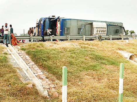 Express turns on bus, child killed, 62 injured