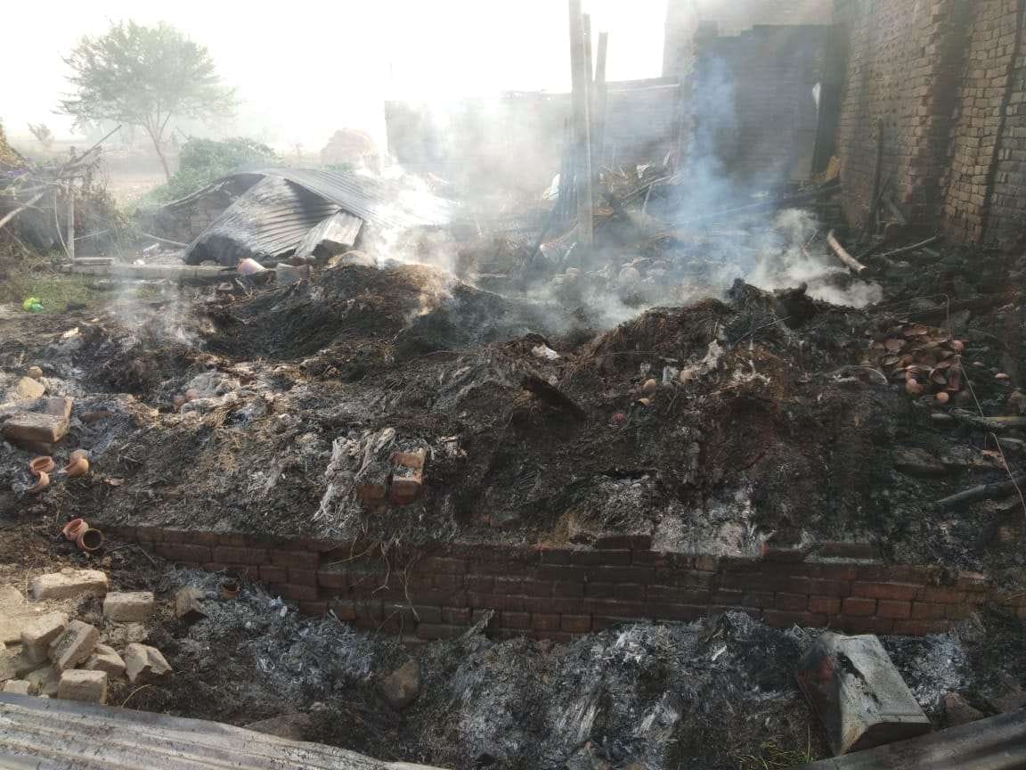 Fire in the mud, more than one lakh damages