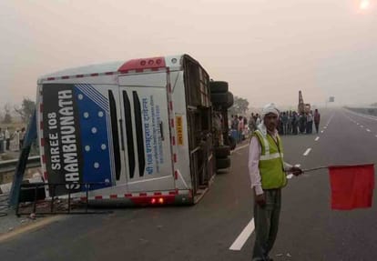 Road accident in Agra Lucknow expressway, one died