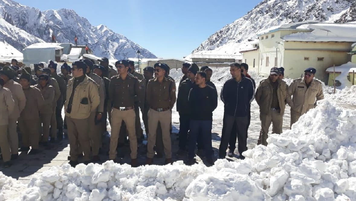 Police remove snow in kedarnath for pm narendra modi visit