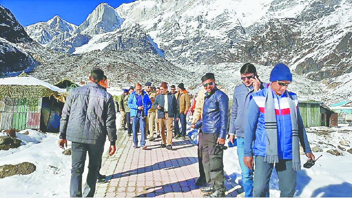 Police remove snow in kedarnath for pm narendra modi visit