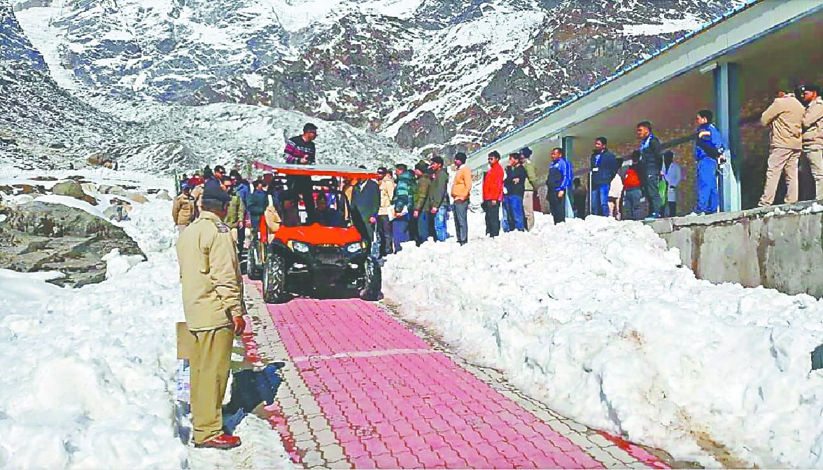 Police remove snow in kedarnath for pm narendra modi visit