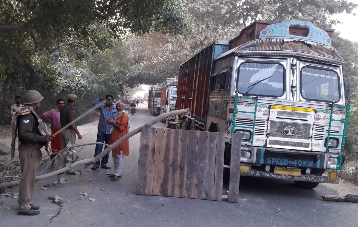 over speed truck hit bike in ghazipur youth killed
