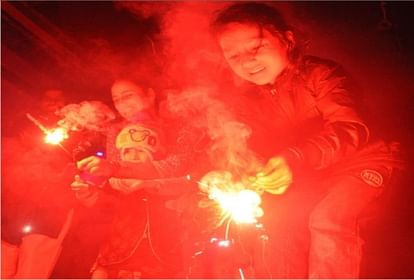 दिवाली पर पटाखे जलाते बच्चे