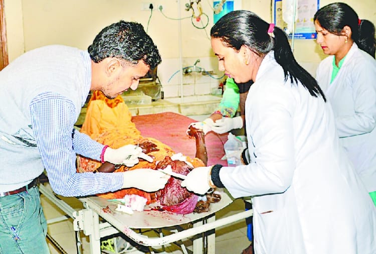 खाई में गिरी श्रद्धालुओं की बस, एक की मौत