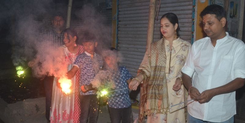 जले खुशियों के दीप, मनी दिवाली