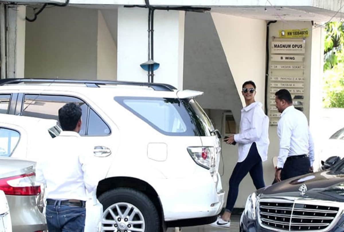 deepveer arrives at sanjay leela bhansali to invite their marrige