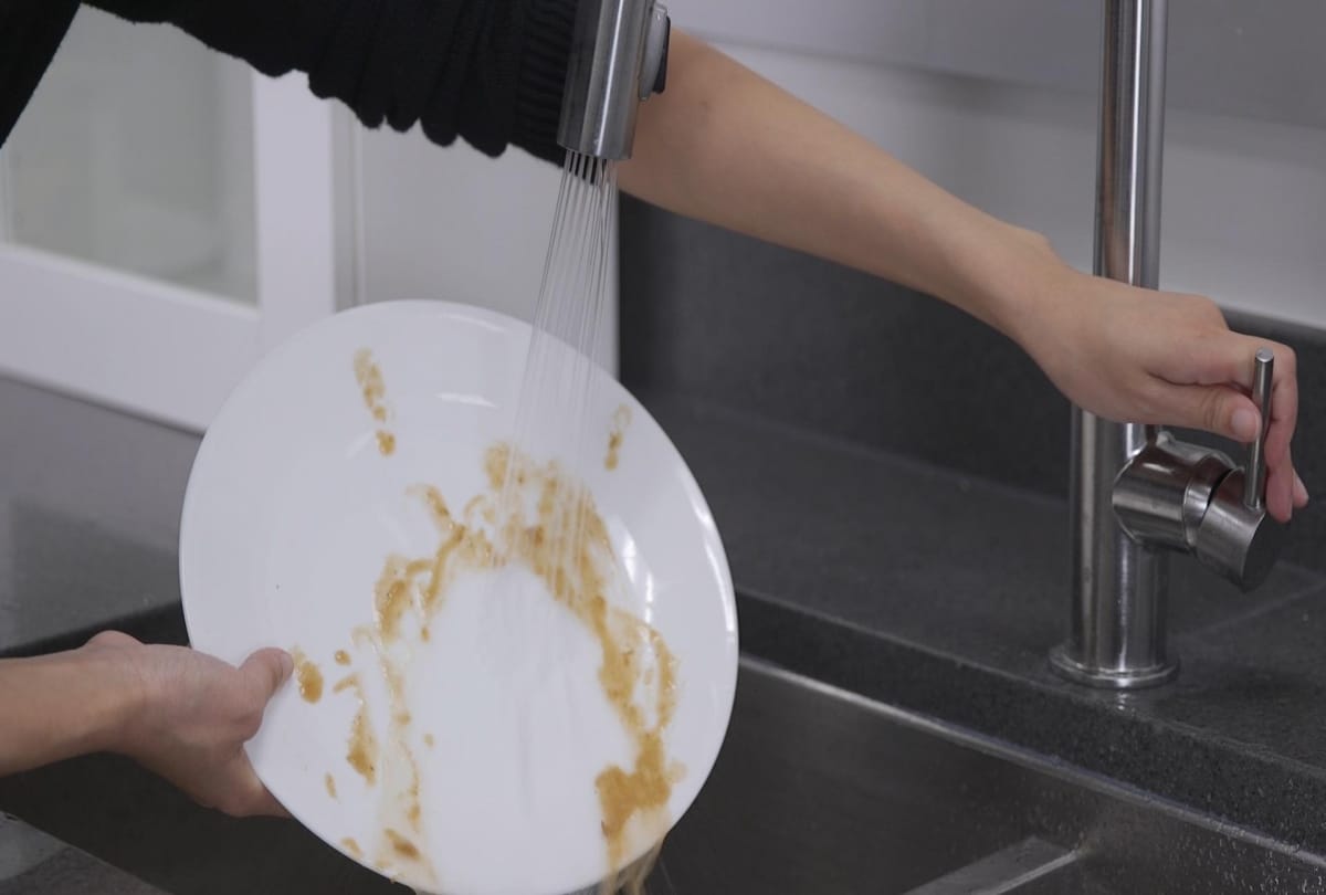 effective tips to remove stains from plastic utensils