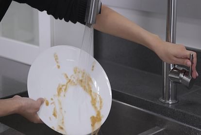 effective tips to remove stains from plastic utensils