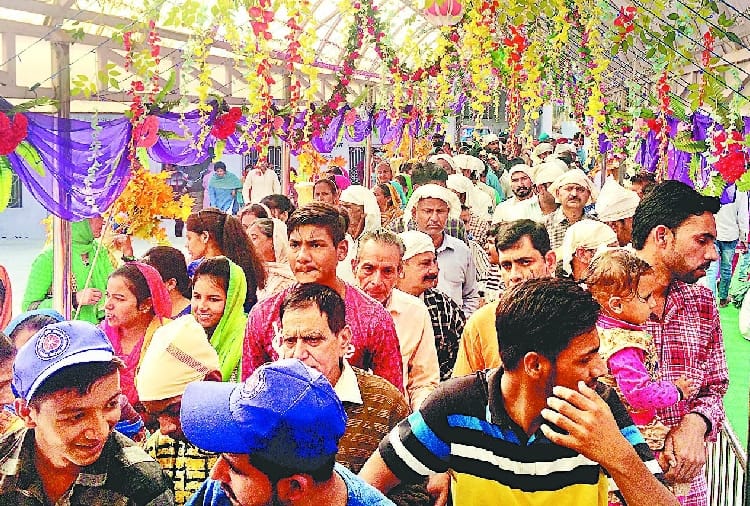 धन बाबा विश्वकर्मा जग नू तारन आए पर झूमे श्रद्धालु