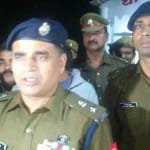 जांच का आश्वासन देते एसएसपी