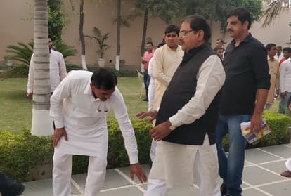 Abhay Chautala convenes a meeting of party workers in Sirsa