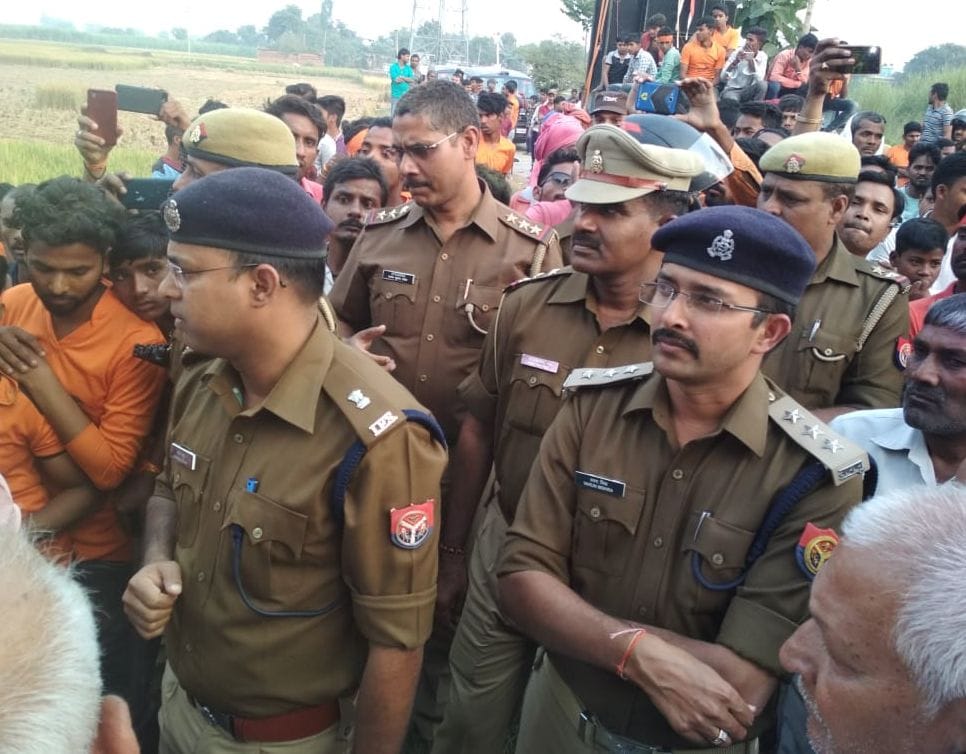 मूर्ति विसर्जन को लेकर आमने-सामने हुए दो गांवों के लोग