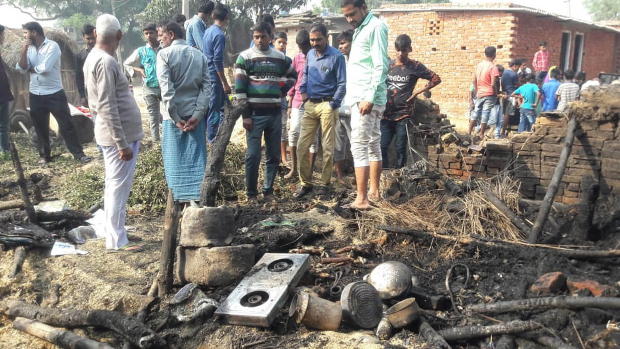 मकान और दुकान में लगी आग, सामान नष्ट