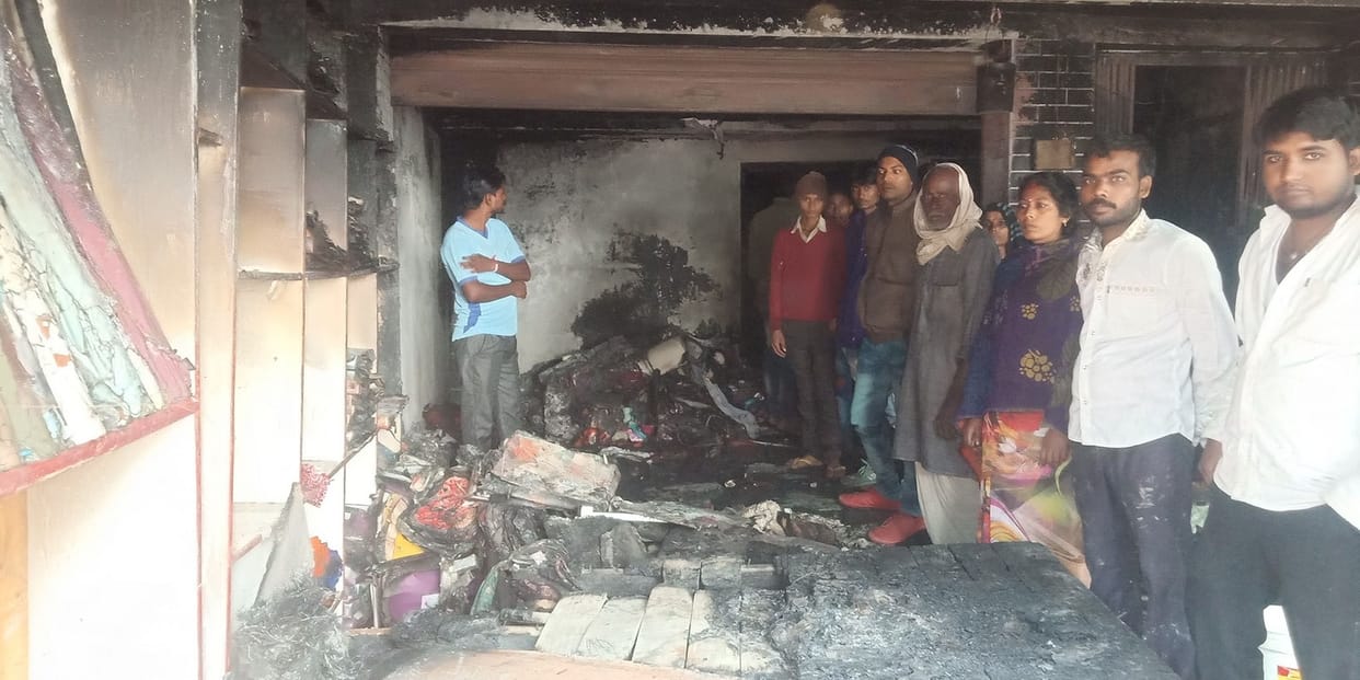 कपड़े की दुकान में आग से सात लाख का नुकसान
