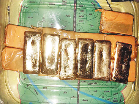 Gold worth 1.27 crores, arrests smuggler
