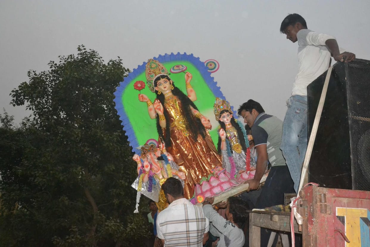 मां लक्ष्मी की मूर्तिया विसर्जित हुई