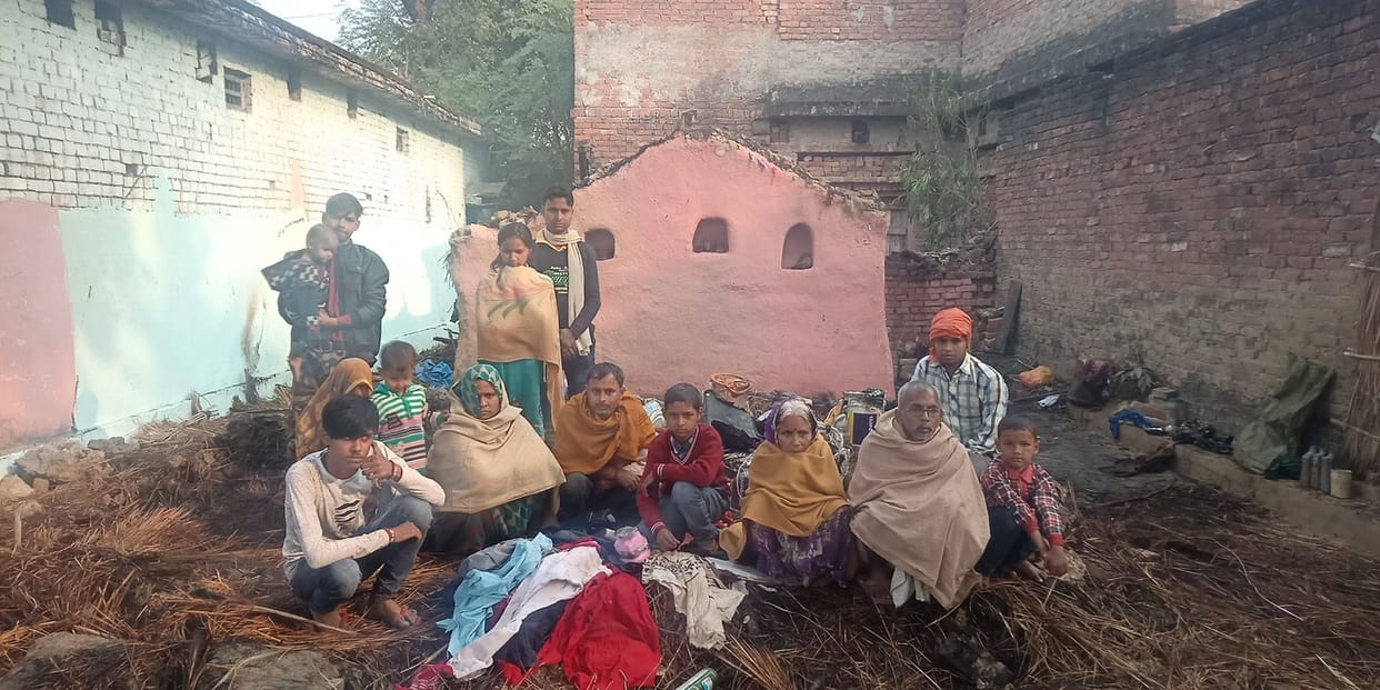 आग से तीन लोगों की झोपड़ियां जलीं