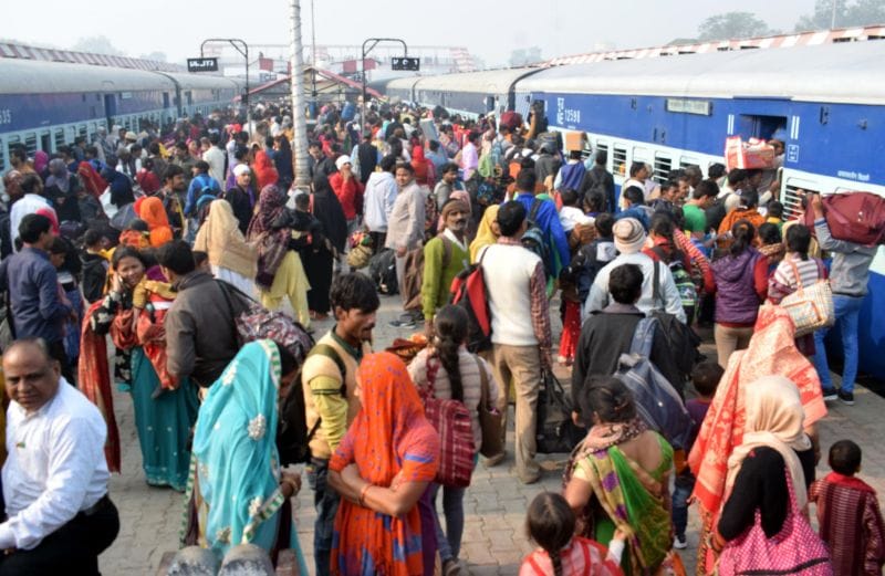 भाई दूज: बस से लेकर ट्रेनों में पैर रखने तक को नहीं मिली जगह